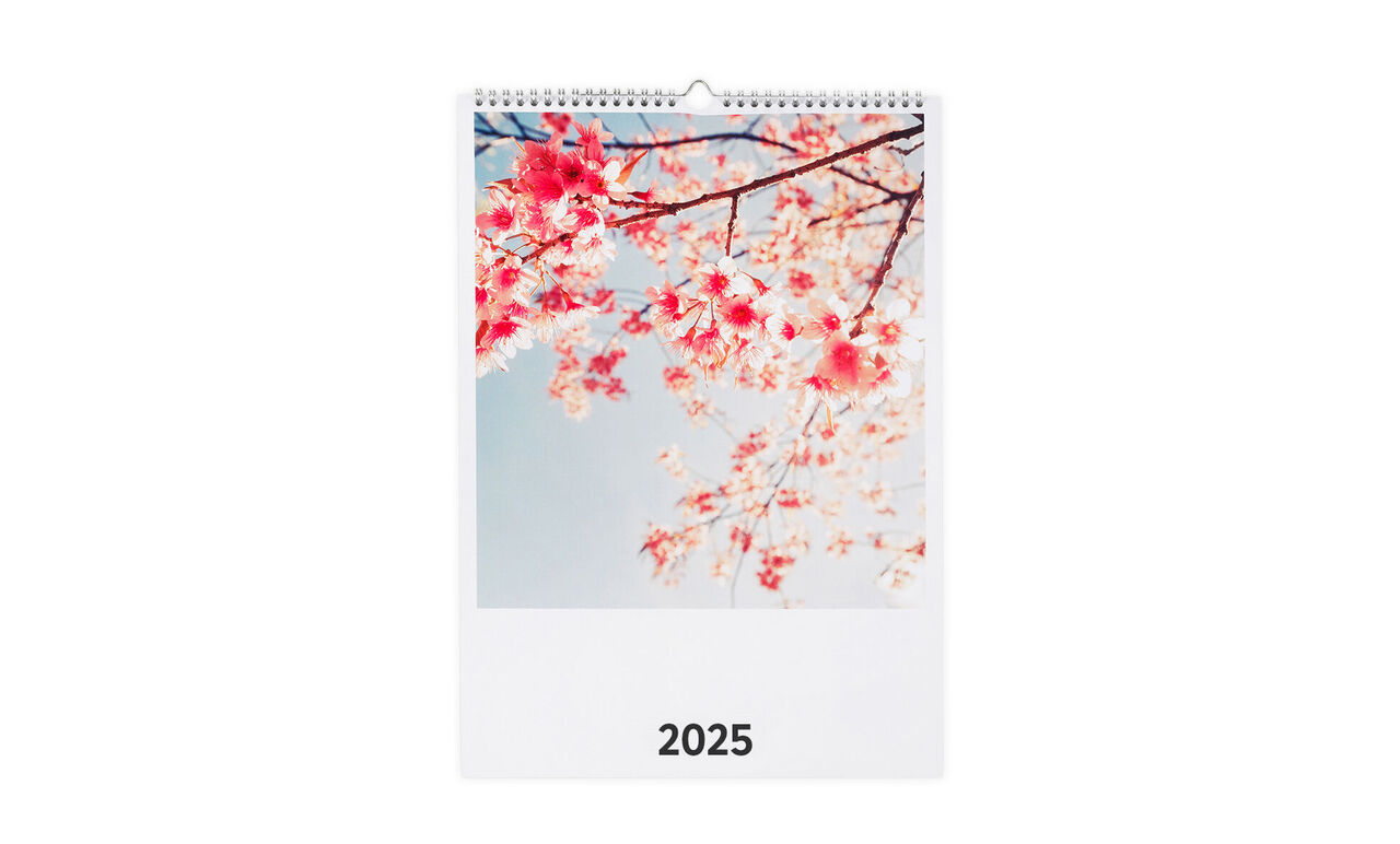 Kalender med vackra körsbärsblommor visar månaden 2025