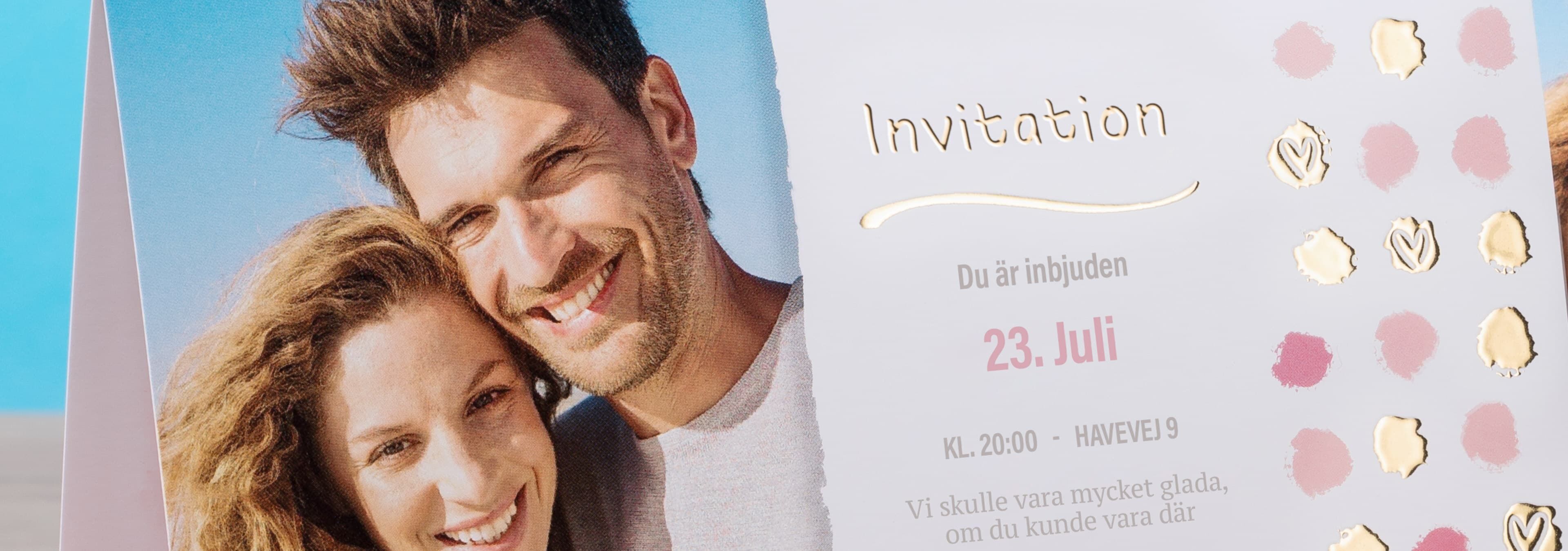 Inbjudningskort med guldtext, datum 23 juli