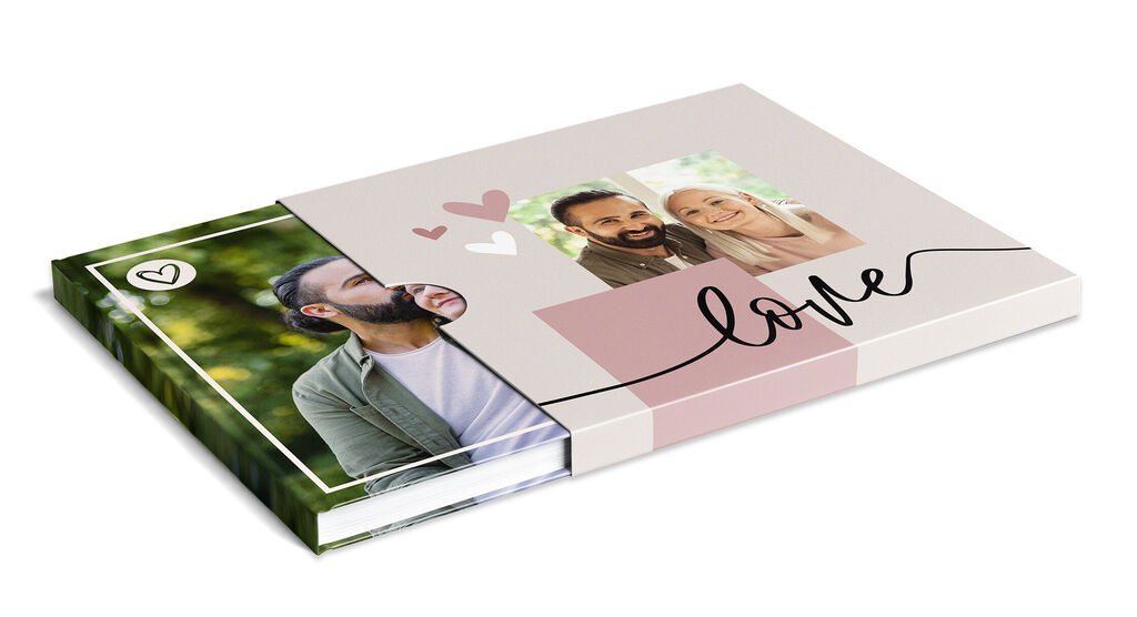 En kärleksfullt designad fotobok med två foton och texten "love" på framsidan.