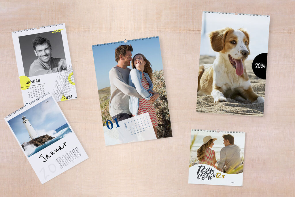 En kalender med olika motiv, inklusive en hund, ett kustlandskap och par. Månaderna är tydligt synliga och skärmen ger en positiv känsla.