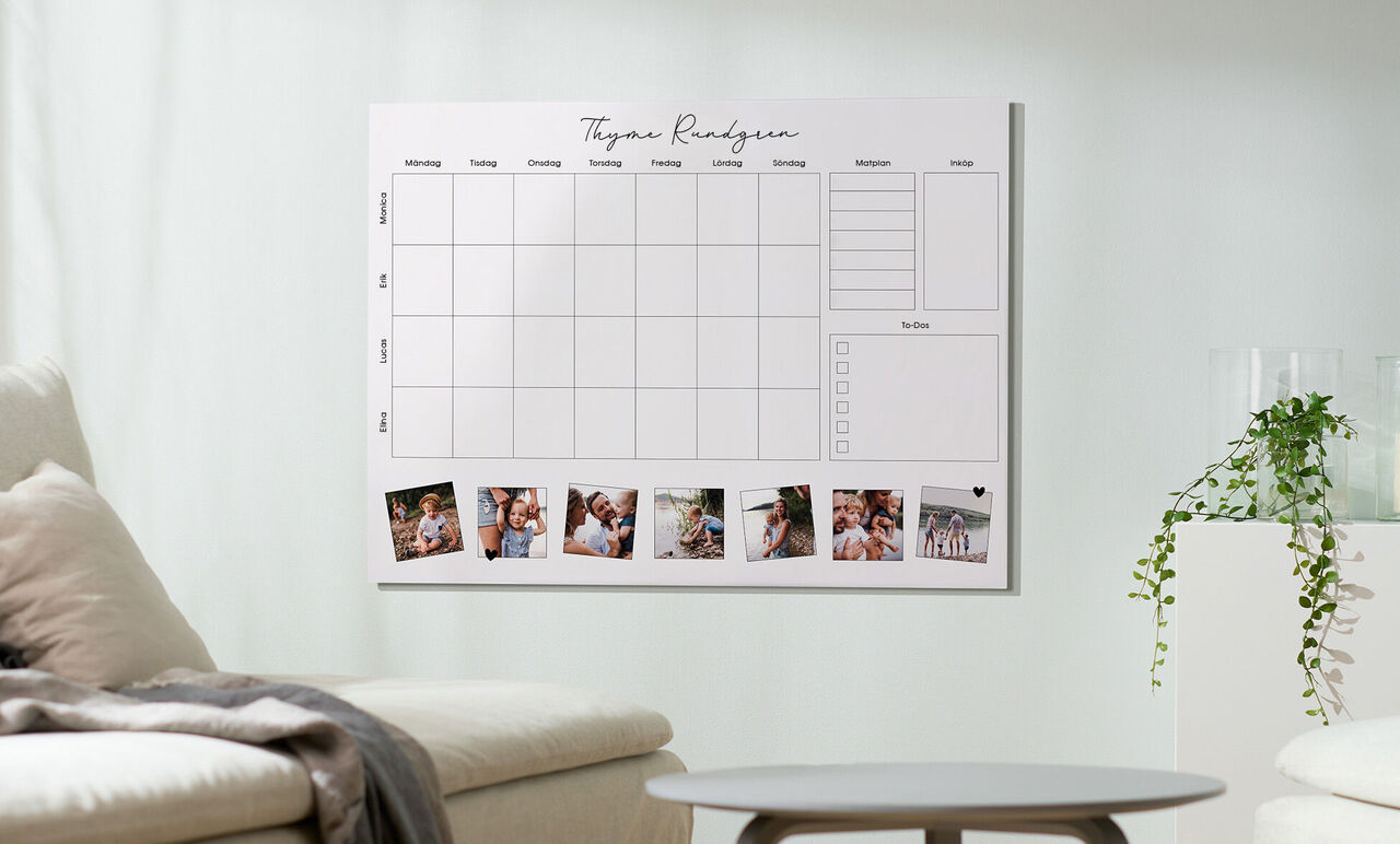En stilren väggkalender med bilder och ett planeringsområde.