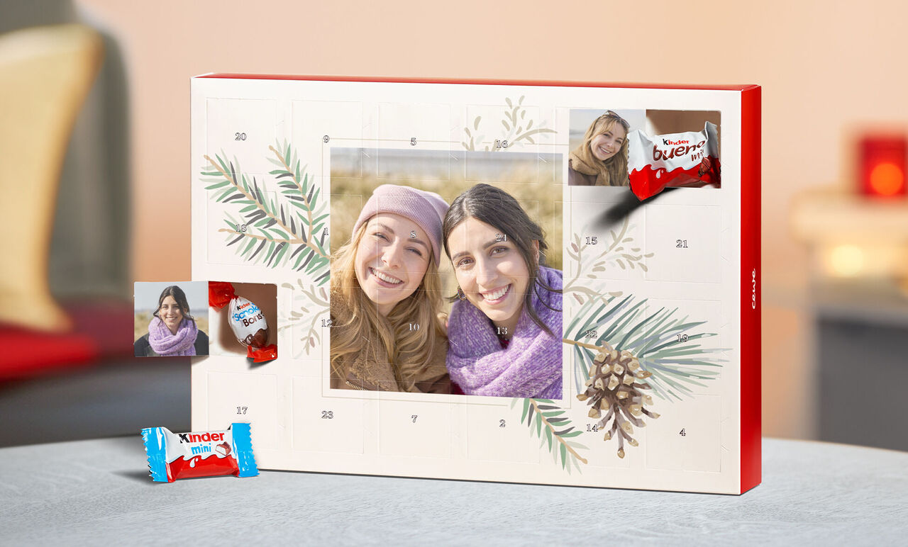 En julkalender med söta överraskningar och en kärleksfull bild av två vänner. Kreativt utformad med granris och små chokladbitar.
