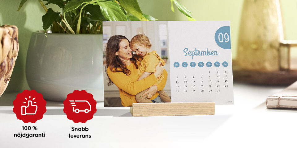 En vacker fotokalender med en bild av ett barn som kramas kärleksfullt