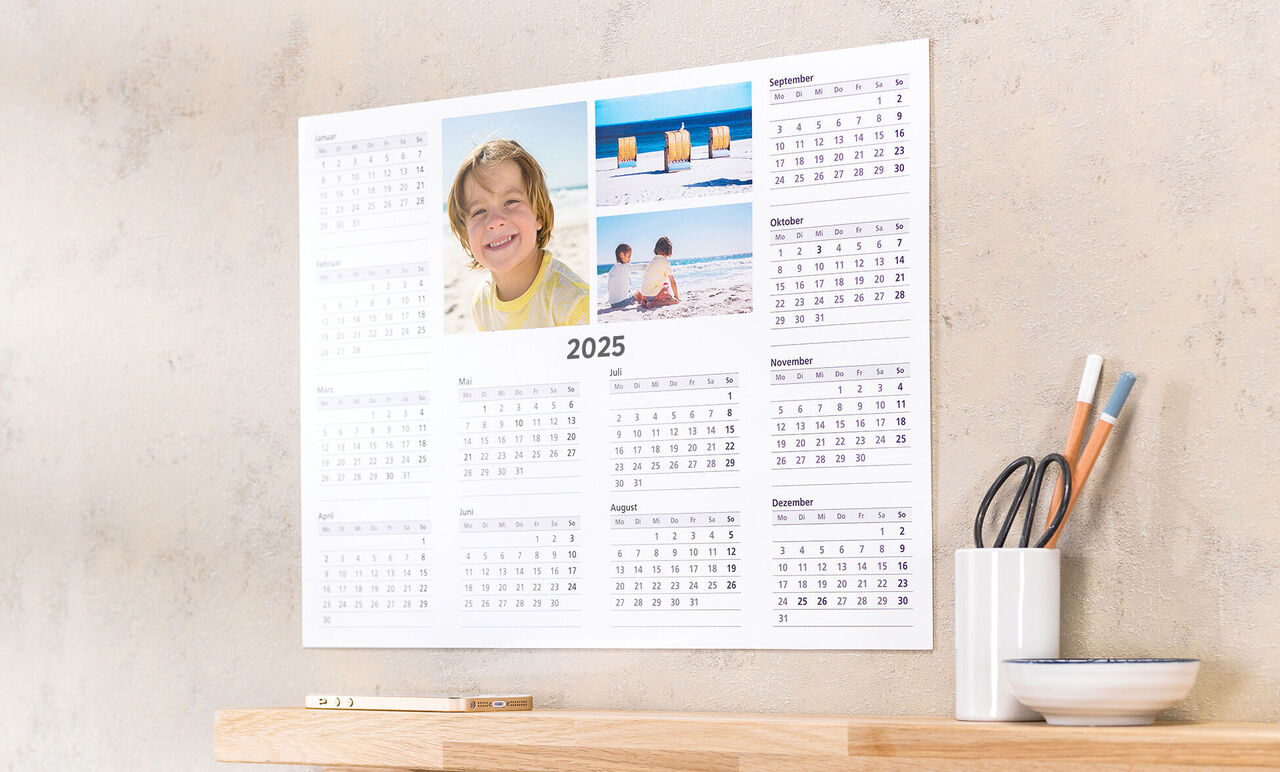 En väggkalender för 2025 med bilder från strandsemestrar och attraktiv design.