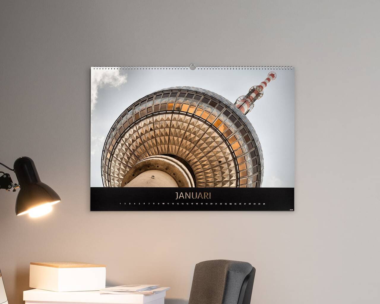 En väggkalender med bild av tv-tornet i Berlin för januari
